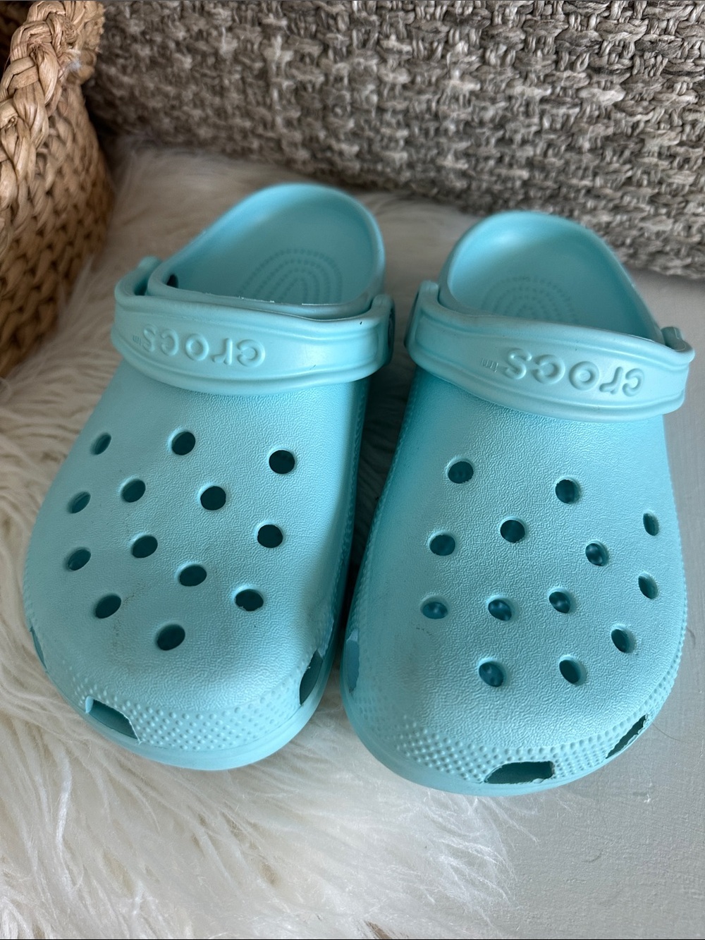 CROCS Womens 7/ men 5 Clog in Aqua Blue, like new